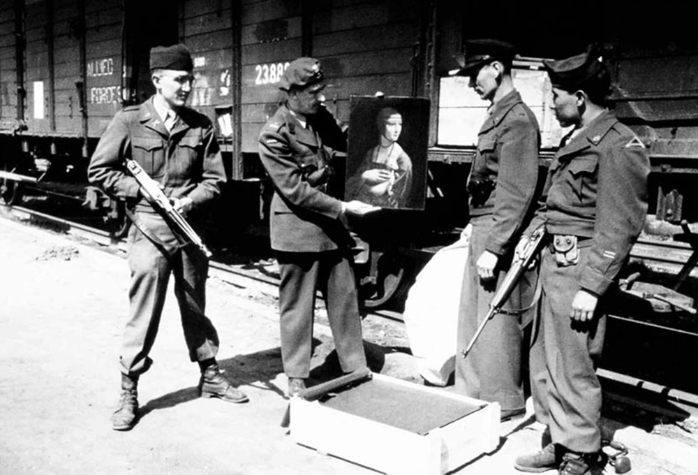 Kraków, 30 kwietnia 1946. Karol Estreicher prezentuje odzyskaną dla Muzeum Czartoryskich w Krakowie "Damę z gronostajem" Leonarda da Vinci, fot. Monuments Men Foundation
